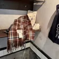 Ζεστό καφέ καρό κασκόλ με κρόσσια σε ρουστίκ εσωτερικό περιβάλλον διακόσμησης - 180cm / Μπλε καφέ