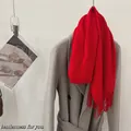 Écharpe rouge vif 100% laine avec franges drapée sur un manteau gris élégant - Rouge de Chine / 185cm