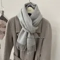 Écharpe douce en 100% laine australienne grise avec détails de franges pour l'hiver. - Gris clair / 185cm