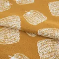 Gros plan sur un tissu doux en velours de vison jaune moutarde avec motif de citrouille - Cargaison en Vrac