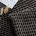 Macro-opname van zware chenille bankstof met ribbelstructuur in elegante donkerbruine kleur - Verticale Ribbeltextuur / 160-5 (ai-1 Meter Pak) / Koffiebruin