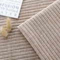 Detailopname van beige geribbelde chenille meubelstof met zachte textuur details - Verticale Ribbeltextuur / 160-8 (ai-1 Meter Pak) / Oranje
