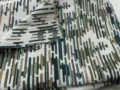 Dettaglio macro del tessuto jacquard in ciniglia con motivo geometrico color oro - Blu Tiffany