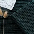 Detailopname van donkergroene chenille stof met een luxe geribbelde textuur detail - Donkergroen