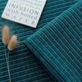 Detailopname van groenblauwe chenille bankstof met een dikke verticale streeptextuur - Meergroen