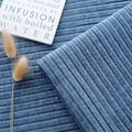 Macro-opname van blauwe chenille meubelstof met duurzame verticale strepen textuur - Lichtblauw