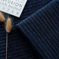 Detailopname van donkerblauwe chenille stof met geribbelde textuur voor meubelbekleding - Marineblauw