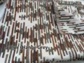 Dettaglio di tessuto jacquard ciniglia con motivo astratto blu, arancione e grigio - Blu Arancio Grigio