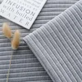 Macrodetail van grijze chenille bankstof met verticale strepen en zachte rekwisieten - Grijs