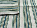 Detailansicht von gestreiftem Jacquard-Chenille-Stoff in Grün- und Blautönen. - Blau und Hellblau