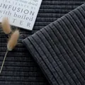 Macro-weergave van de dikke textuur van donkergrijze geribbelde chenille meubelstof voor banken - donkergrijs