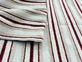 Detaillierte Makroansicht von hochwertigem rot-beigem gestreiftem Jacquard-Chenille-Stoff. - Burgunderrot