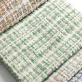 Close-up macrobeeld van groen en wit geruite chenille tweed stoftextuur voor kleding - Ruit Stijl (216-9)