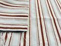Detailansicht eines Jacquard-Streifen-Chenille-Stoffs in Terrakotta und Creme - Orange