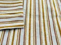 Nahaufnahme von Jacquard-Streifen-Chenille-Stoff mit gelber und brauner Textur Details - Erdgelb
