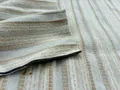 Detaillierte Makroansicht der Textur von beige-grau gestreiftem Jacquard-Polstermöbelstoff - Milchweiß