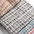 Gedetailleerde macro-opname van chenille tweed stofstalen met verschillende ruitpatronen. - Ruit Stijl (216-14)