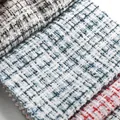 Dichtbij macro-opname van veelkleurige ruit chenille tweed stofstalen met rijke textuur - Ruit Stijl (216-15)