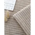 Gedetailleerde macro-opname van beige chenille bankstof met zachte verticale strepen - Verticale Ribbeltextuur / 160-6 (ai-1 Meter Pak) / Melkthee Kleur