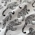 Gros plan détaillé du tissu jacquard chenille blanc avec motif imprimé léopard noir - 145cm de Large / Blanc