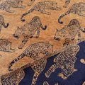 Primo piano di tessuto ciniglia jacquard leopardato con motivo e texture fronte-retro - Larghezza 145cm / Giallo