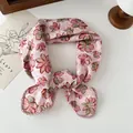 Primer plano de bufanda de algodón con flores vintage y borde de encaje rosa fino - Margarita de Tinta Rosa / 68*68cm