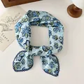 Detalle de un pañuelo de algodón azul claro con estampados de margaritas vintage y encaje. - Margarita de Tinta Azul / 68*68cm