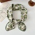 Primer plano de un pañuelo de algodón vintage con estampado de margaritas verdes y encaje. - Margarita de Tinta Verde / 68*68cm