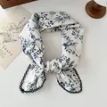 Detalle de pañuelo vintage de algodón con estampado floral azul y ribete encaje. - Long Branch Blue Leaf / 68*68cm