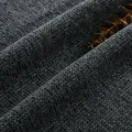 Dettaglio della trama superficiale del tessuto per divano in ciniglia grigio antracite - Grigio nero
