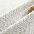 Macro-opname van dikke chenille bankstof met rijke weeftextuur in gebroken wit - Natuurlijke Linnenkleur