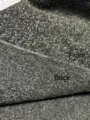 Detaillierte Ansicht der Vorder- und Rückseite von hochwertigem Chenille-Bouclé-Stoff - 1 Meter / Armeegrün