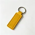 Llavero rectangular de cuero PU amarillo brillante con diseño minimalista y aro plata - Amarillo