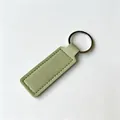 Llavero rectangular minimalista de cuero PU verde claro con anilla de metal plata - Verde claro