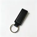 Llavero rectangular elegante de cuero sintético negro con anilla metálica duradera - Negro