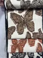 Gros plan sur un tissu jacquard chenille à papillons 3D de haute qualité avec bords frangés - Fil Coupé Papillon / Marron