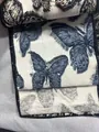 Gros plan sur un tissu jacquard chenille haut de gamme avec des motifs de papillons 3D. - Fil Coupé Papillon / Bleu