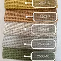 Primer plano de muestras de tela de chenilla gruesa con varias opciones de color - Amarillo Jengibre (2503-6)