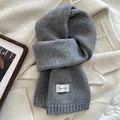 Minimalistische grijze gebreide sjaal met ARCLSEE-merklabel voor een warme winterstijl - 160cm / Grijs