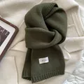 Donkergroene gebreide wintersjaal met minimalistisch merklabel op witte basis - 160cm / Legergroen