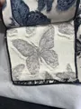 Motif papillon 3D gris sur tissu jacquard chenille blanc avec détails de bords effilochés - Fil Coupé Papillon / Gris