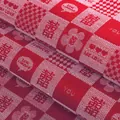 Λεπτομερής μακροεντολή κόκκινου υφάσματος ζακάρ με σχέδια διπλής ευτυχίας και λουλούδια. - Μοτίβο Διπλή Ευτυχία Λουλούδι / Κόκκινο