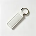 Llavero rectangular minimalista de cuero blanco con un anillo de metal plateado SKU - Blanco