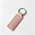 Elegante llavero rectangular de cuero PU rosa con un anillo de metal plateado - Rosa