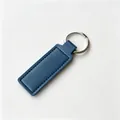 Llavero rectangular de cuero PU azul oscuro con anilla de metal plateado y costuras - Azul