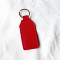 Llavero minimalista de cuero PU rojo con anillo de metal sobre tela blanca. - Rojo
