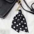 Klassieke zwart-witte zijden strik sleutelhanger met een elegante parelhanger - Zwart