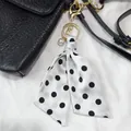 Klassieke zwart-witte polkadot sjaal sleutelhanger met elegante parel tasbedel hanger - Wit