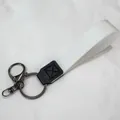 Porte-clés minimaliste en sangle de nylon blanc avec anneaux et clips en métal foncé - Blanc