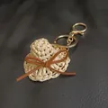 Porte-clés mini chapeau de paille tissé à la main avec un nœud en daim marron - Petit / Env. 5cm